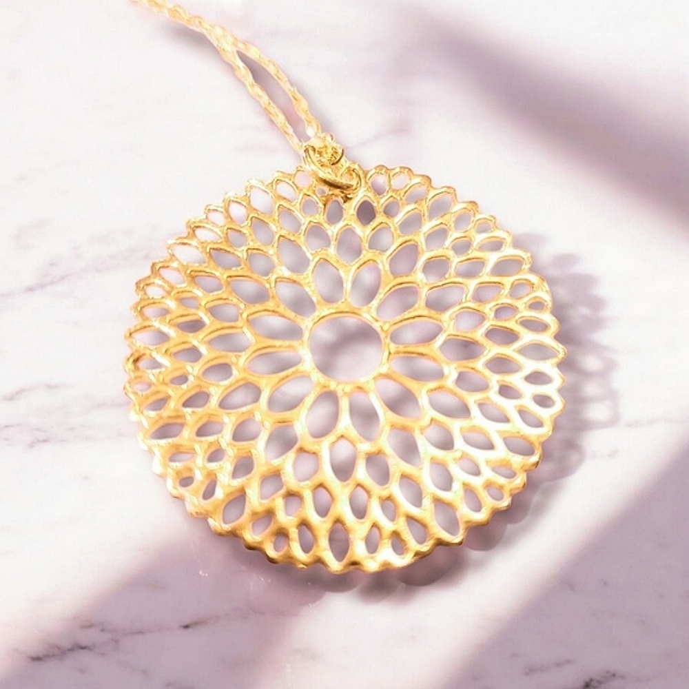 Large 18k gold vermeil over sterling silver flower pendant on a 14kg chain; nwot